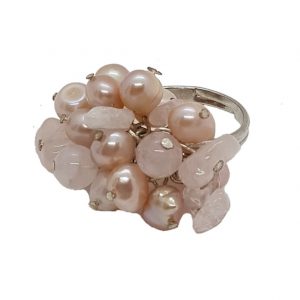 Ring med rosa stenar och pärlor