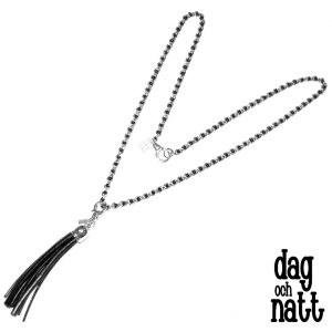 Tuff silvrig och svart halskedja med tofs