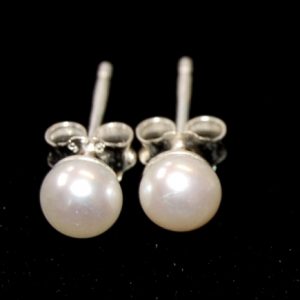 Pärlörhänge 4 mm